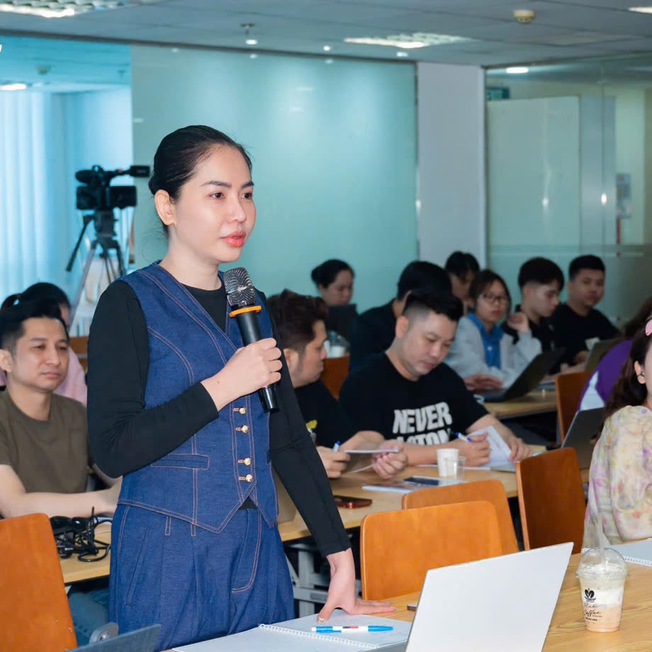 Nguyễn Ngọc Giàu đứng lớp
