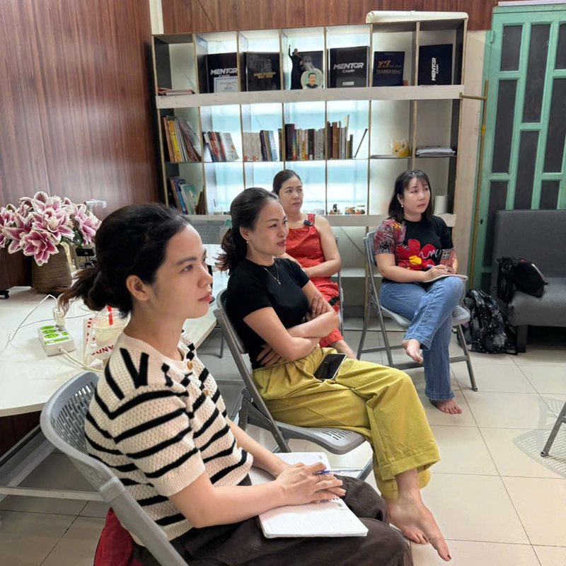 Chủ shop ngồi học làm video cùng Giàu